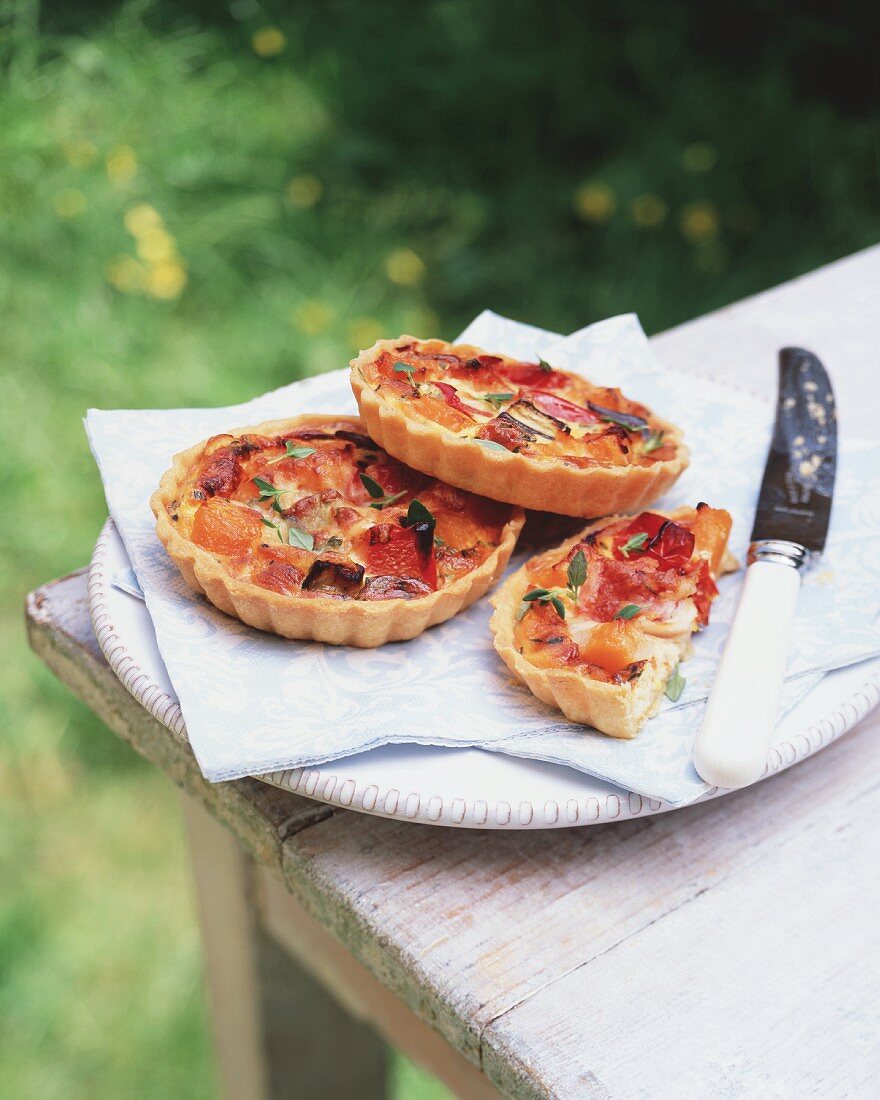Goat's cheese tartlets with oven-roasted vegetables for a picnic