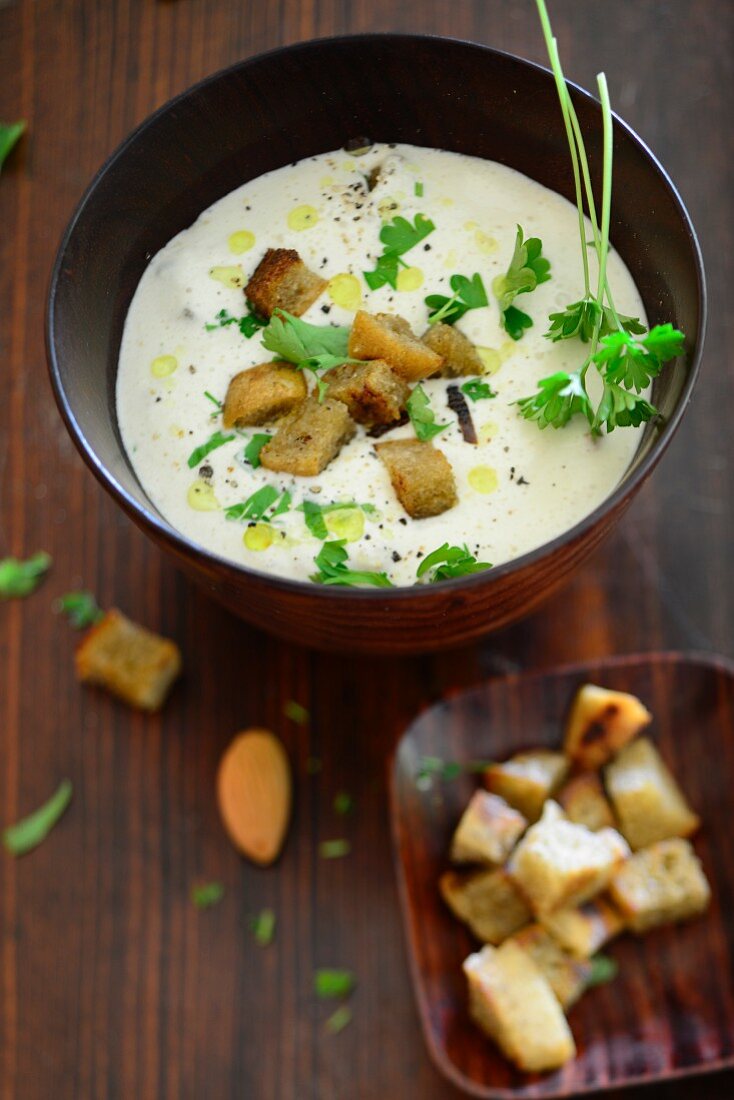 Mandelsuppe mit Croûtons