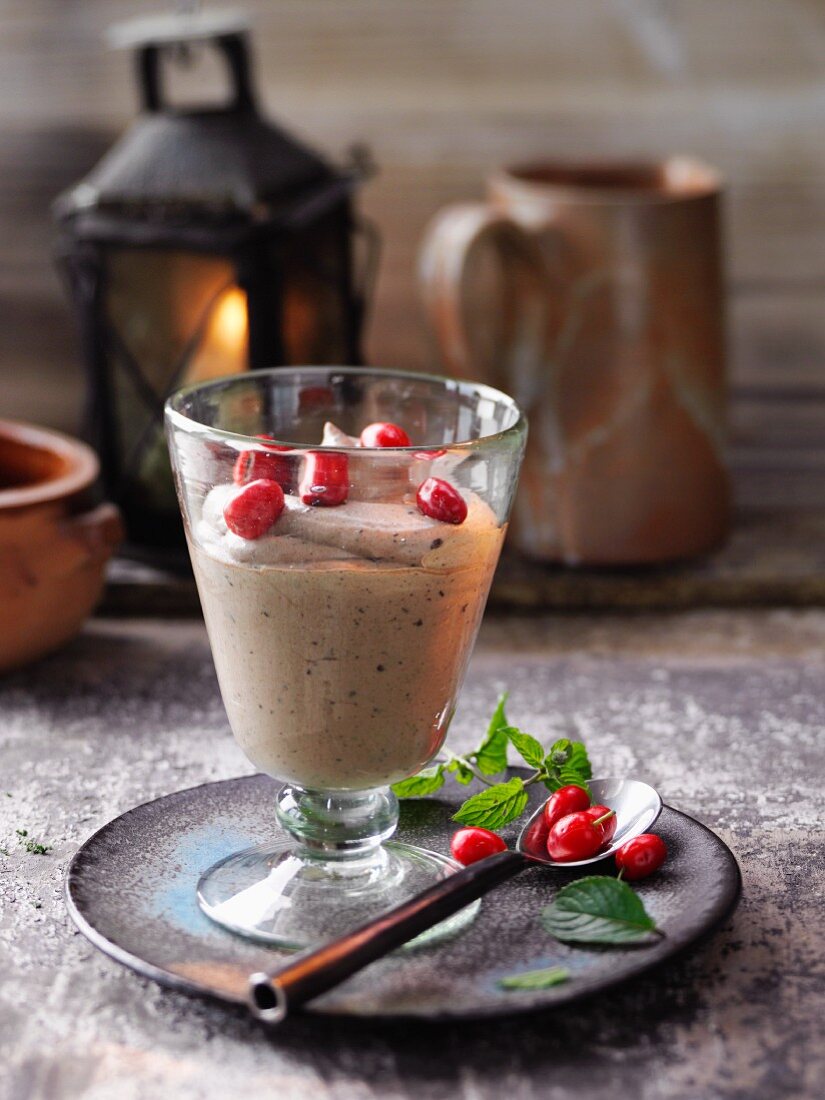 Schoko-Minz-Creme mit Kornelkirschen nach Hildegard von Bingen