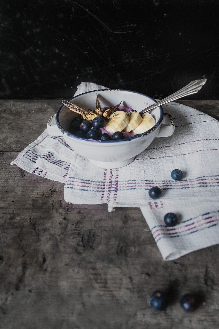 Joghurt mit Blaubeeren, Banane und krossen Heuschrecken