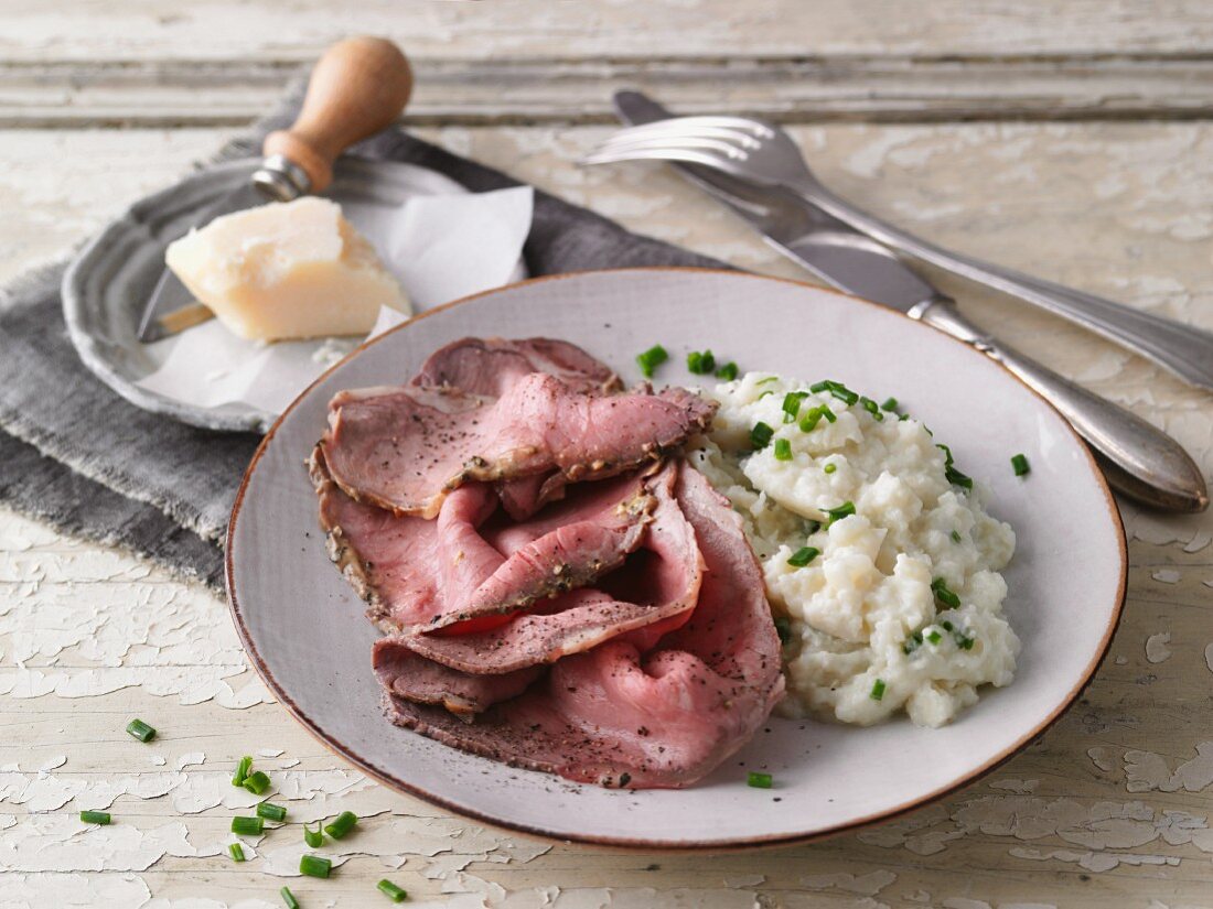 Roast beef with a mustard coating and mashed cauliflower (LCHF)