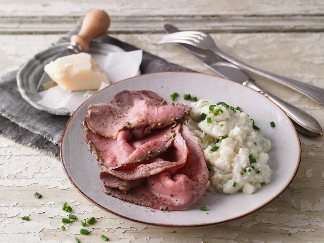 Roastbeef im Senfmantel mit Blumenkohlpüree (LCHF)