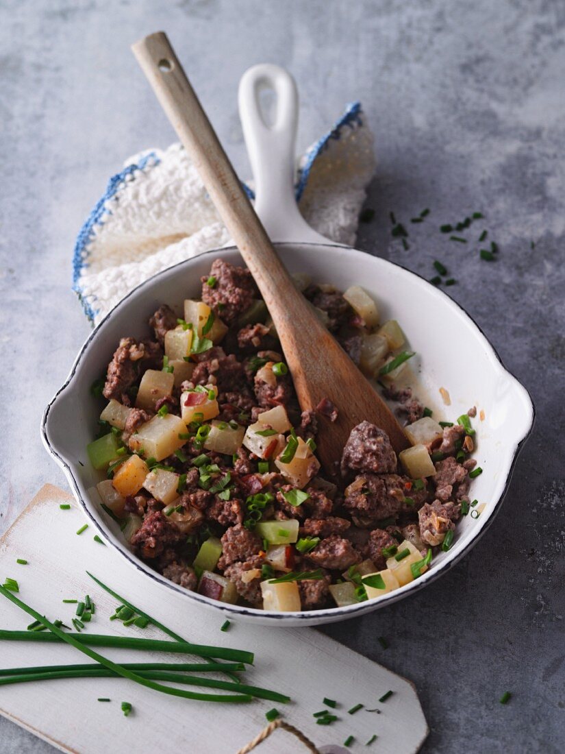Fried minced meat with kohlrabi and ham