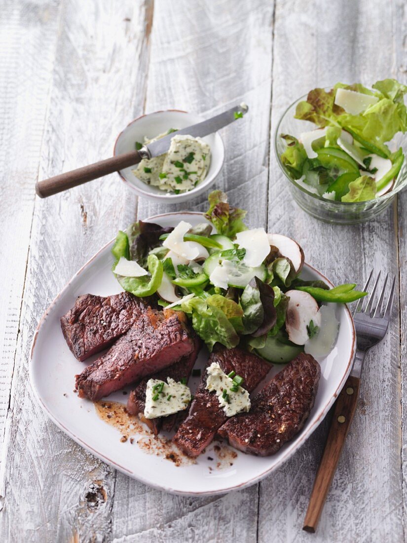 Fried rump steak with fresh salad and herb butter (LCHF)