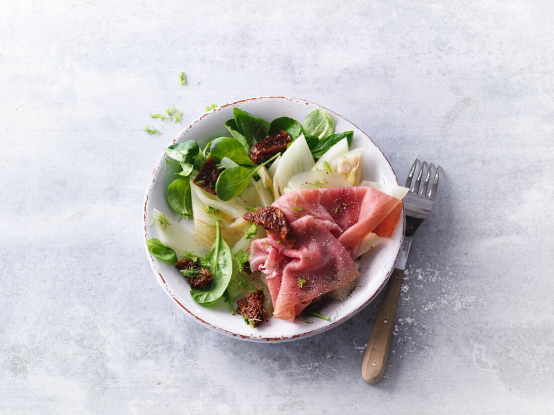 Fennel and lettuce with smoked ham and dried tomatoes