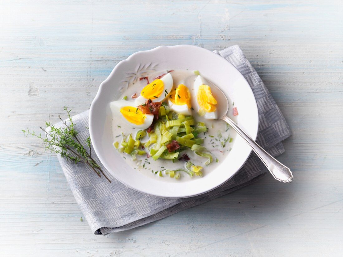 Lauchsuppe mit Eiern und Räucherschinken