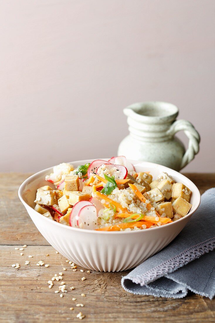 Veganer Quinoasalat mit Gemüse, Tofu und Miso-Dressing (Simple Glyx)