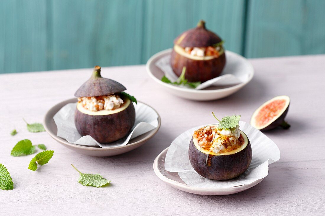 Stuffed almond figs with cream cheese (simple glyx)