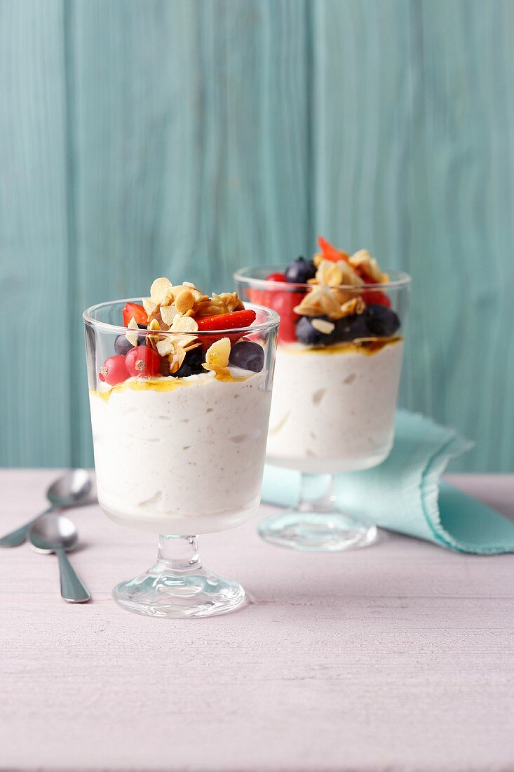 Vanilla yoghurt with berries and crunchy almonds (simple glyx)