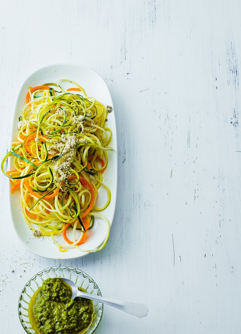 Gemüse-Spaghetti mit veganem Parmesan aus Hanfsamen & Cashewkernen