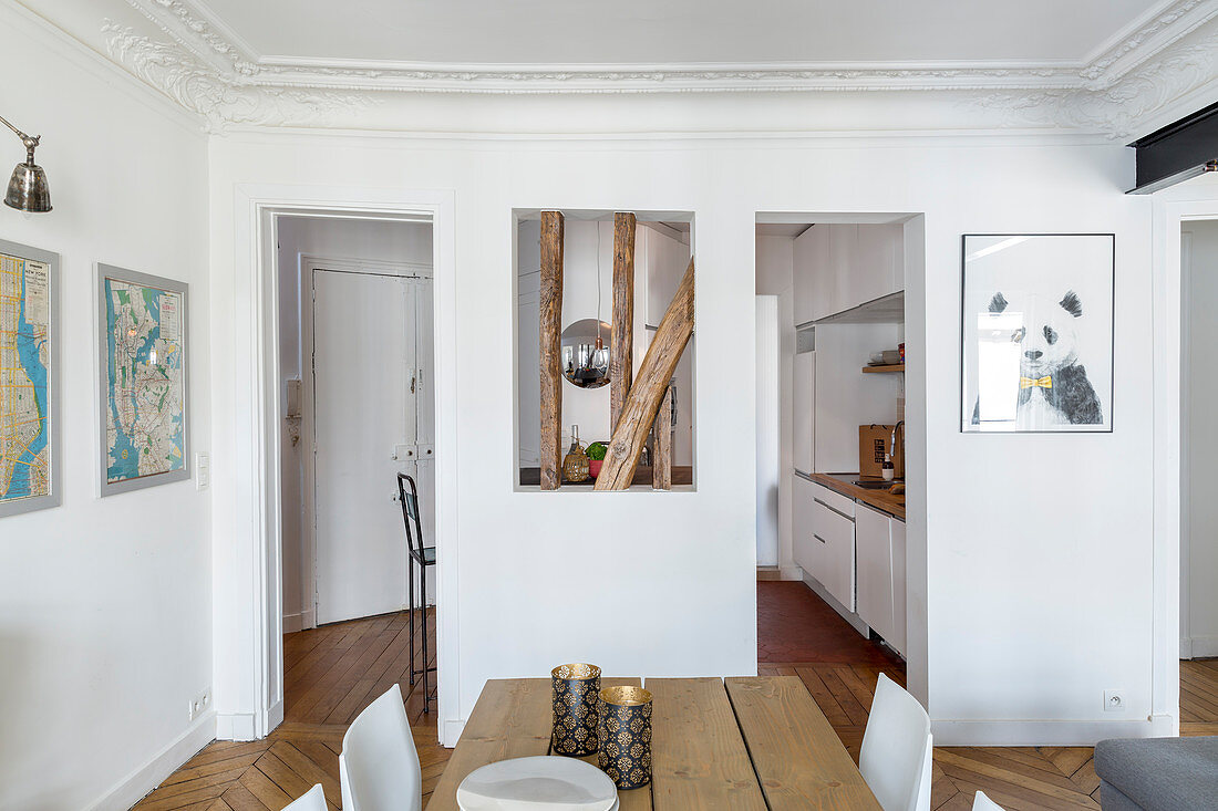 Raumteilerwand im Apartment zwischen Küche und Wohnraum