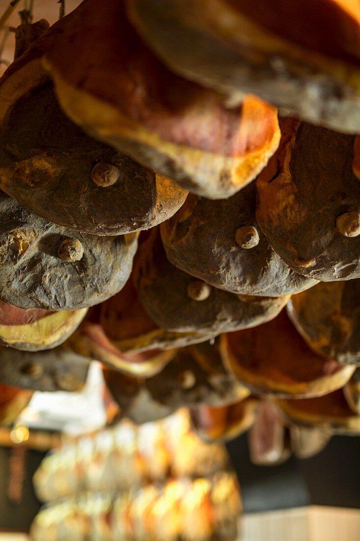 Schinken im Laden Macelleria Falorni in Greve, Toskana