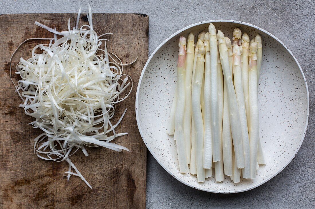 White asparagus, peeled