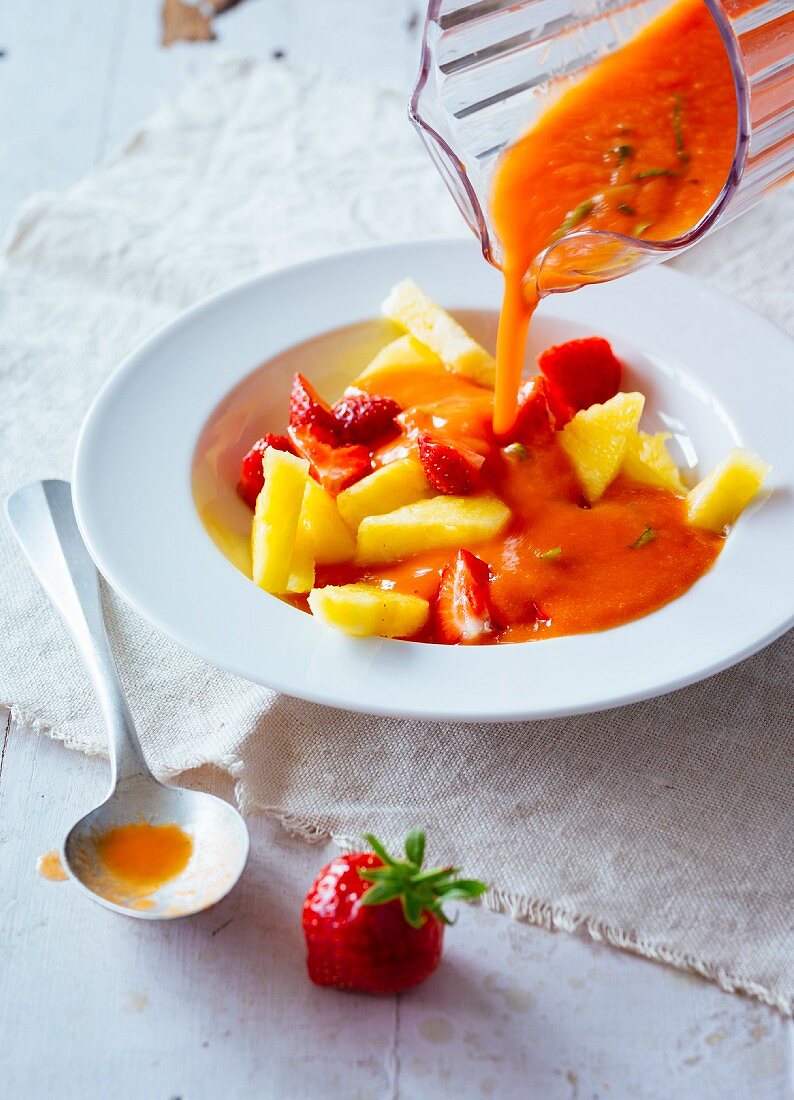'Sommerminestrone', Ananas und Erdbeeren mit kalter Tomatensauce