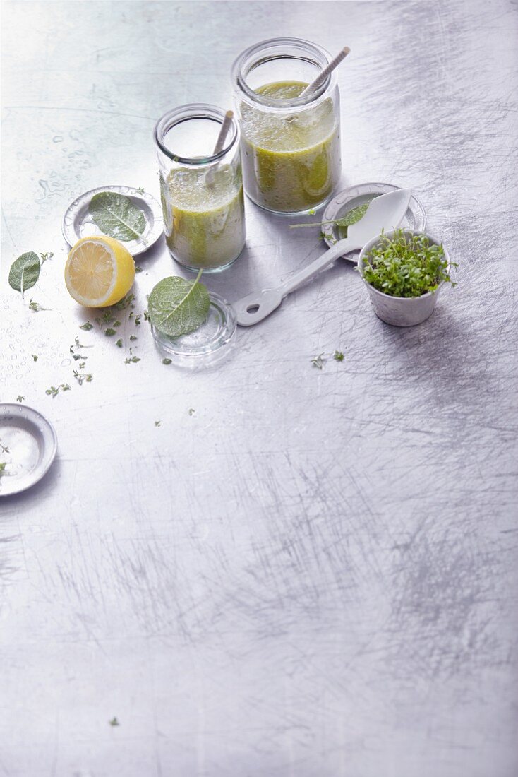 Pear and chicory smoothies with cress and sage