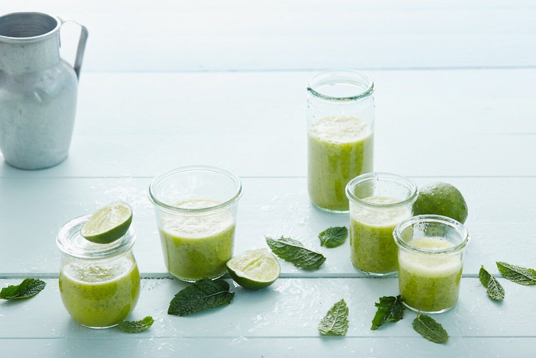 Mint and avocado smoothies with anise and lime