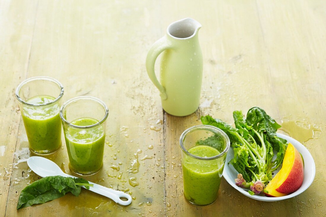 Mango and spinach smoothies with ginger and coconut water