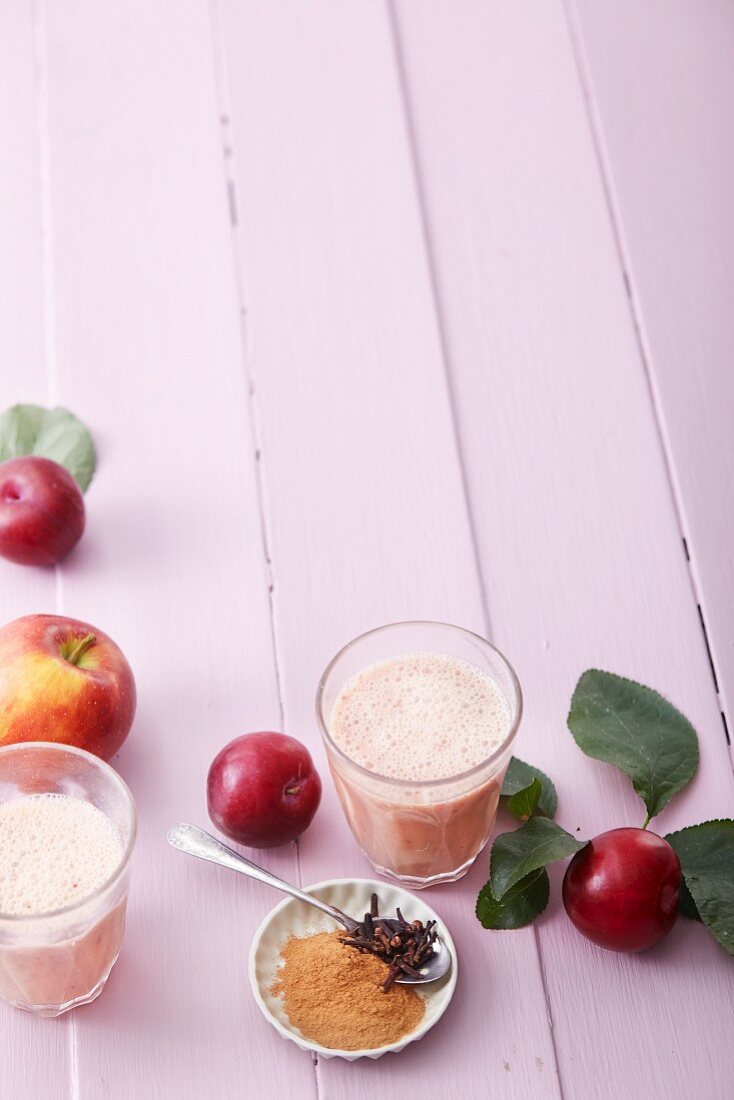 Apfel-Pflaumensmoothie mit Mandeldrink und Gewürzen