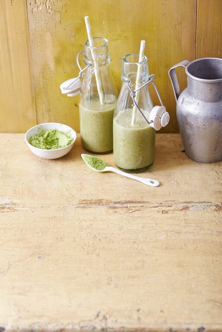 Celery and banana smoothies with aloe and barley grass powder