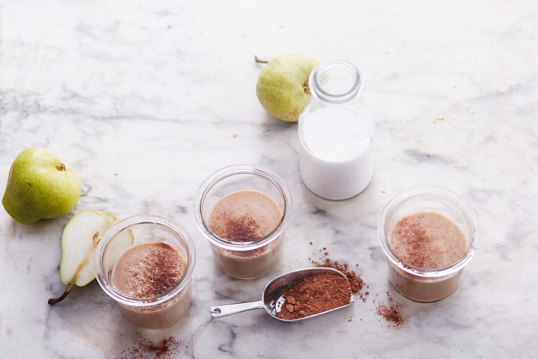 Birnen-Dattelsmoothie mit Mandeldrink, Vanille und Zimt