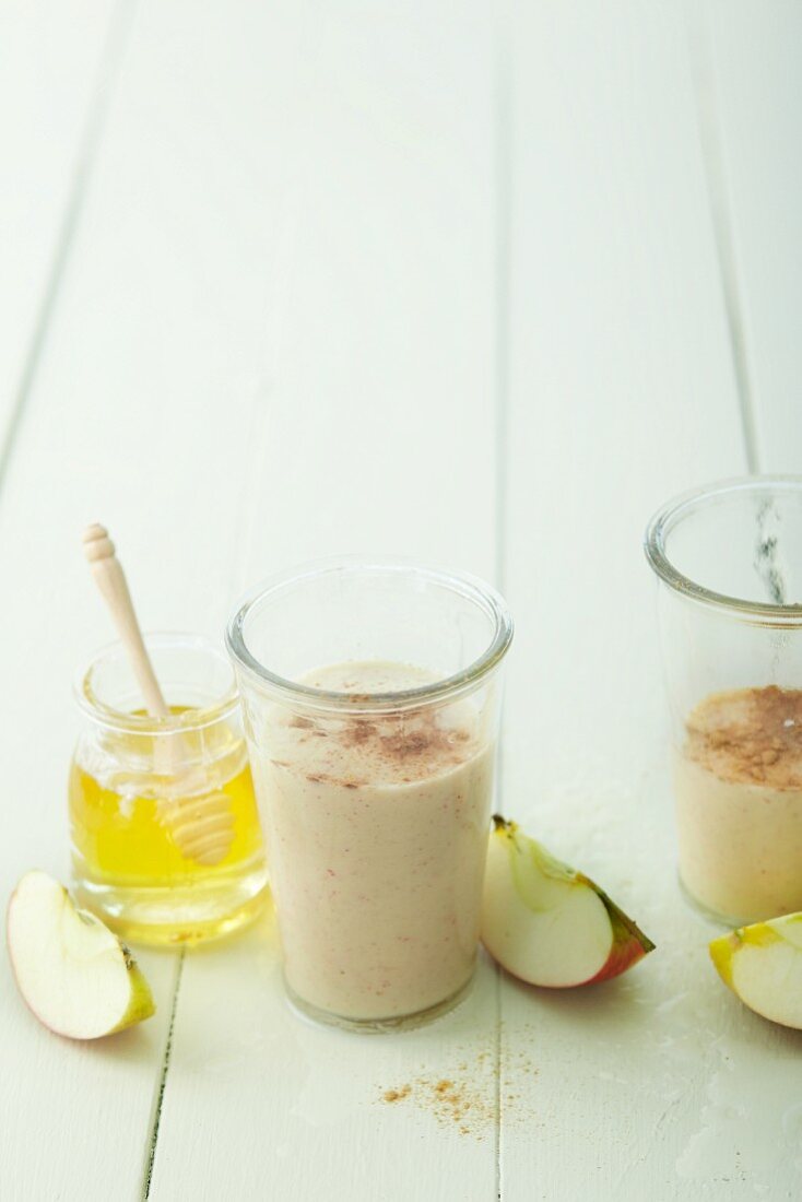 An apple smoothie with honey, vanilla and cinnamon