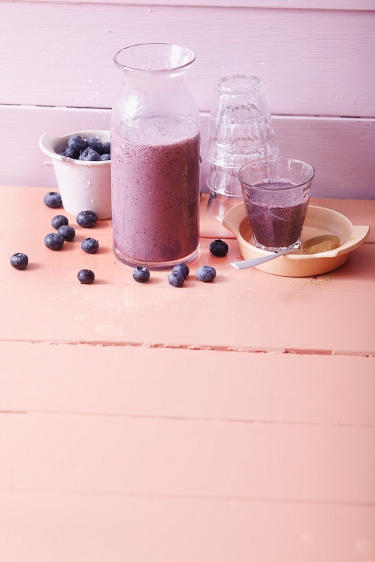 Blueberry smoothies with bananas, almond milk and cinnamon