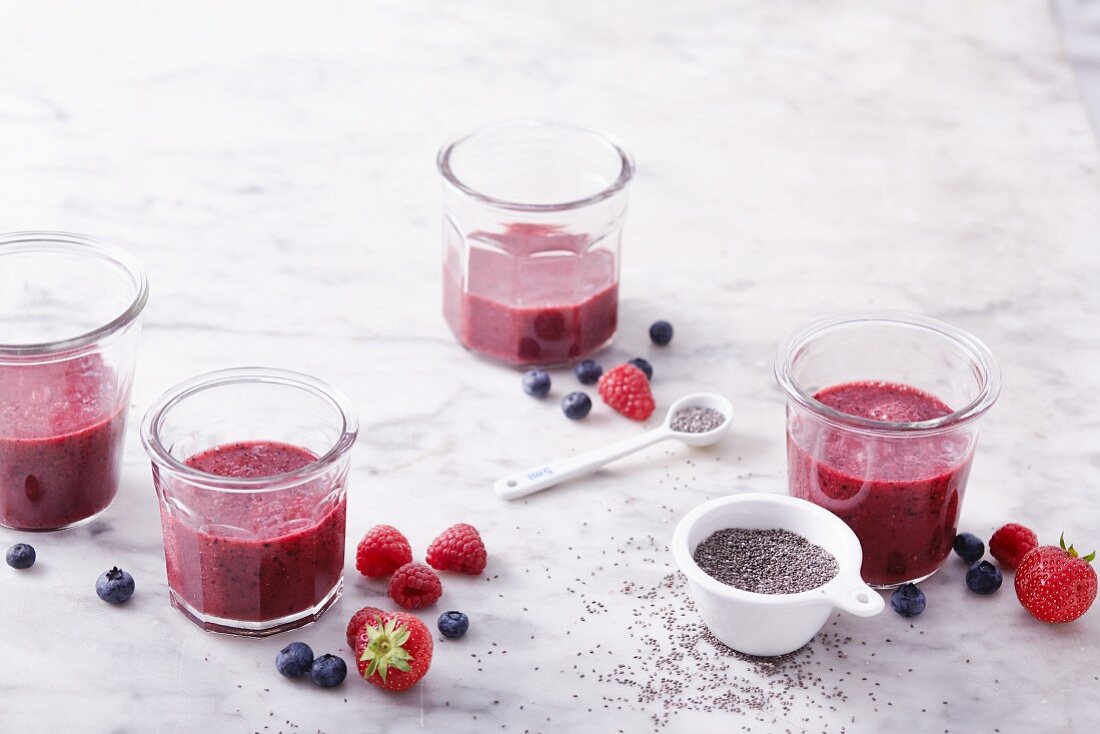 Berry smoothies with chia seeds and vanilla
