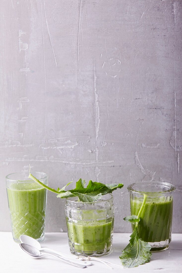 Pear and banana smoothies with an oat drink, kohlrabi leaves and barley grass powder