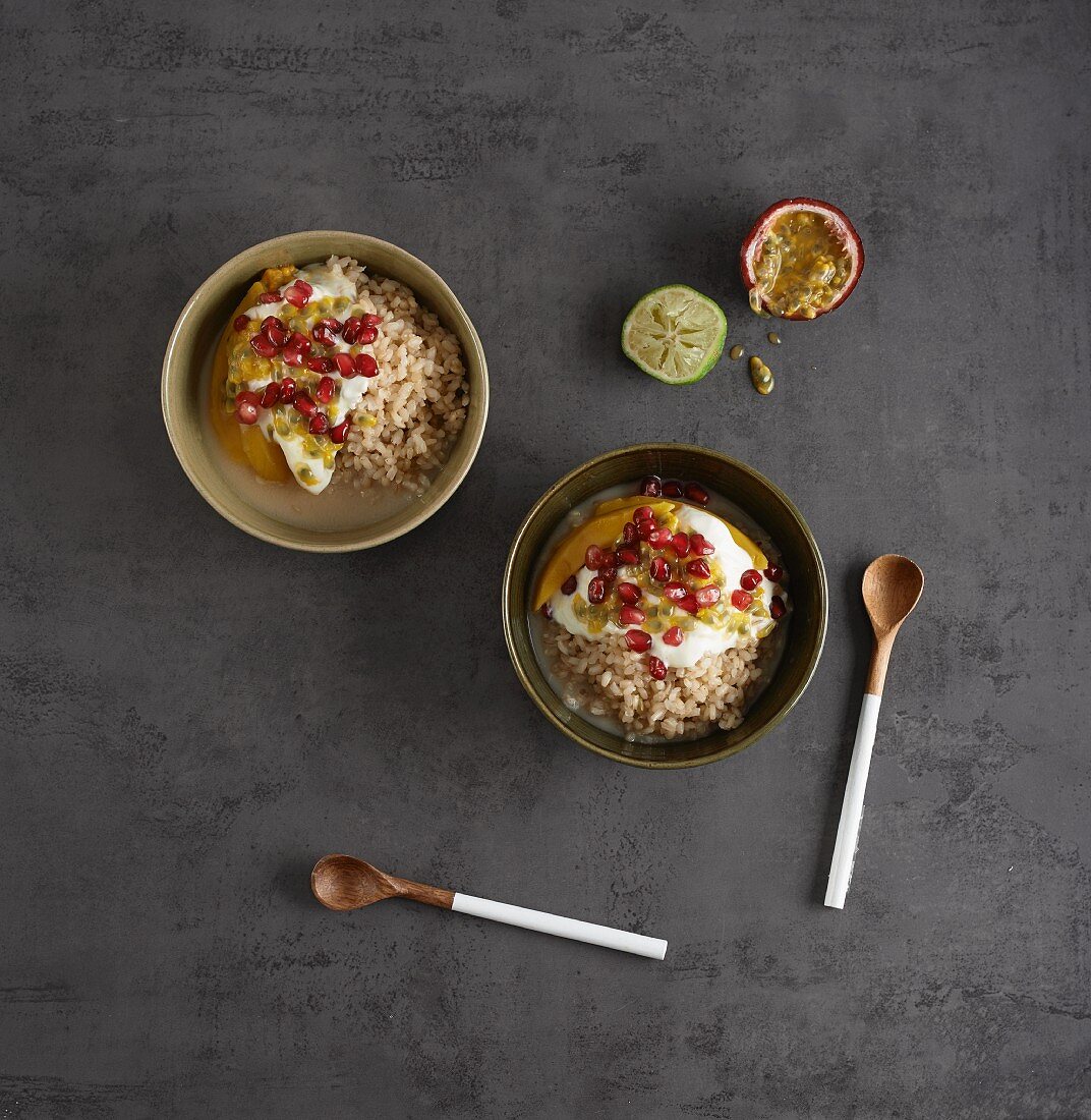 Miso-Porridge mit braunem Reis und exotischen Früchten