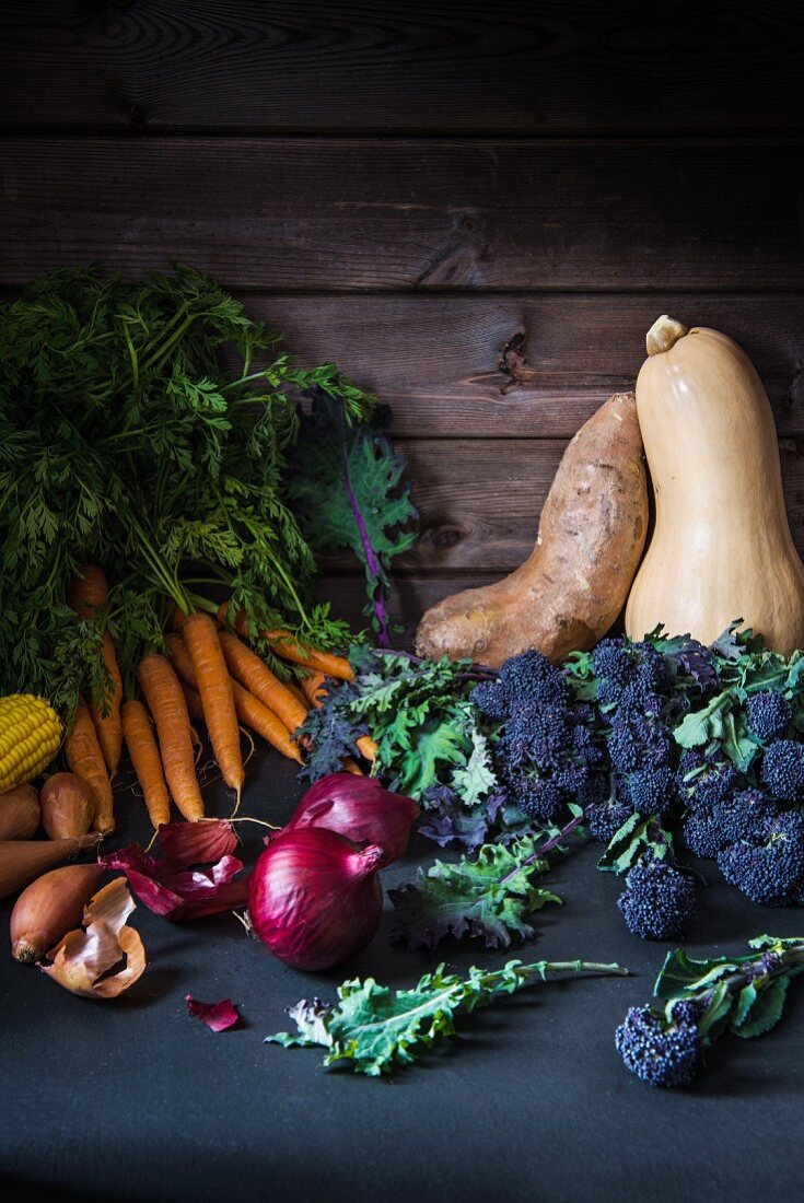 Herbstliches Gemüsestillleben mit Kürbis, Karotten, Zwiebeln und Brokkoli