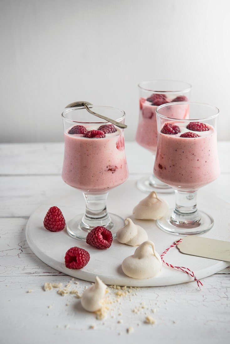 Erdbeerjoghurt mit frischen Himbeeren und Baisertupfen