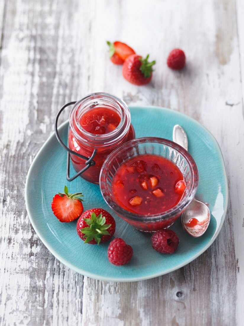 Strawberry and raspberry spread with acacia honey and agar-agar