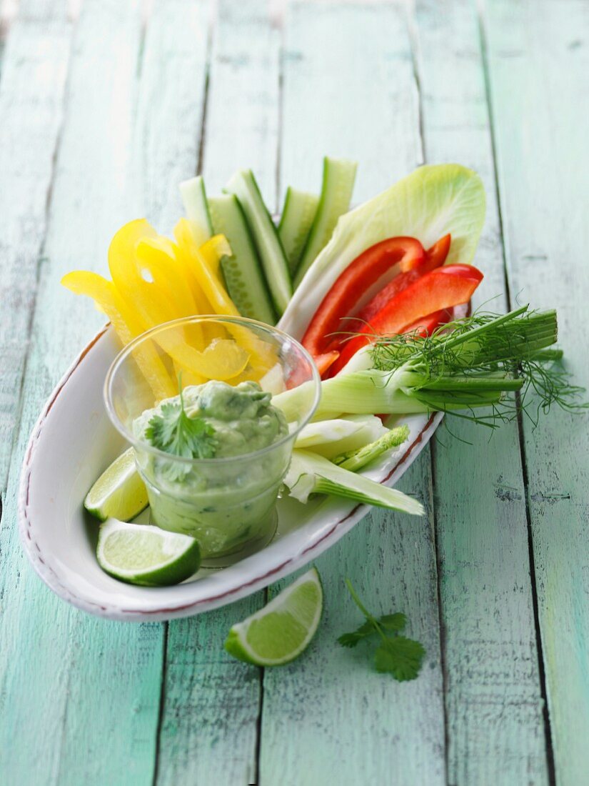 Bunte Gemüsesticks mit Avocado-Joghurt-Dip