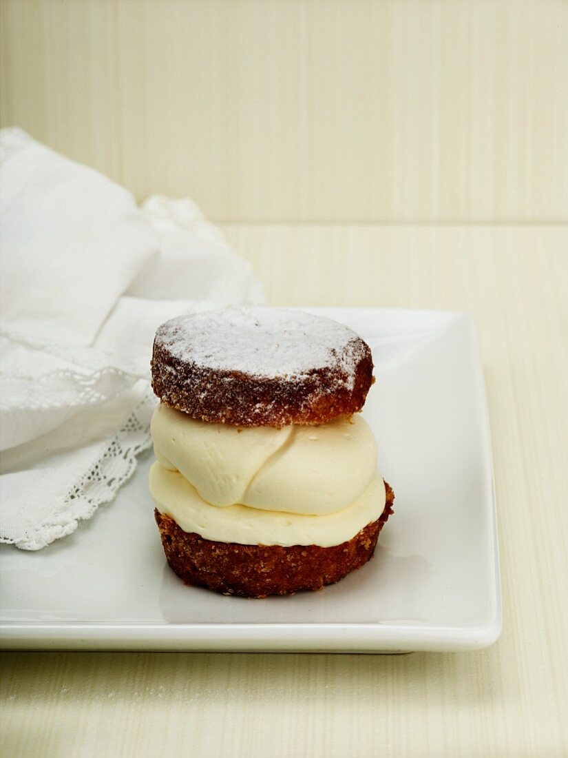 A mascarpone tartlet with icing sugar