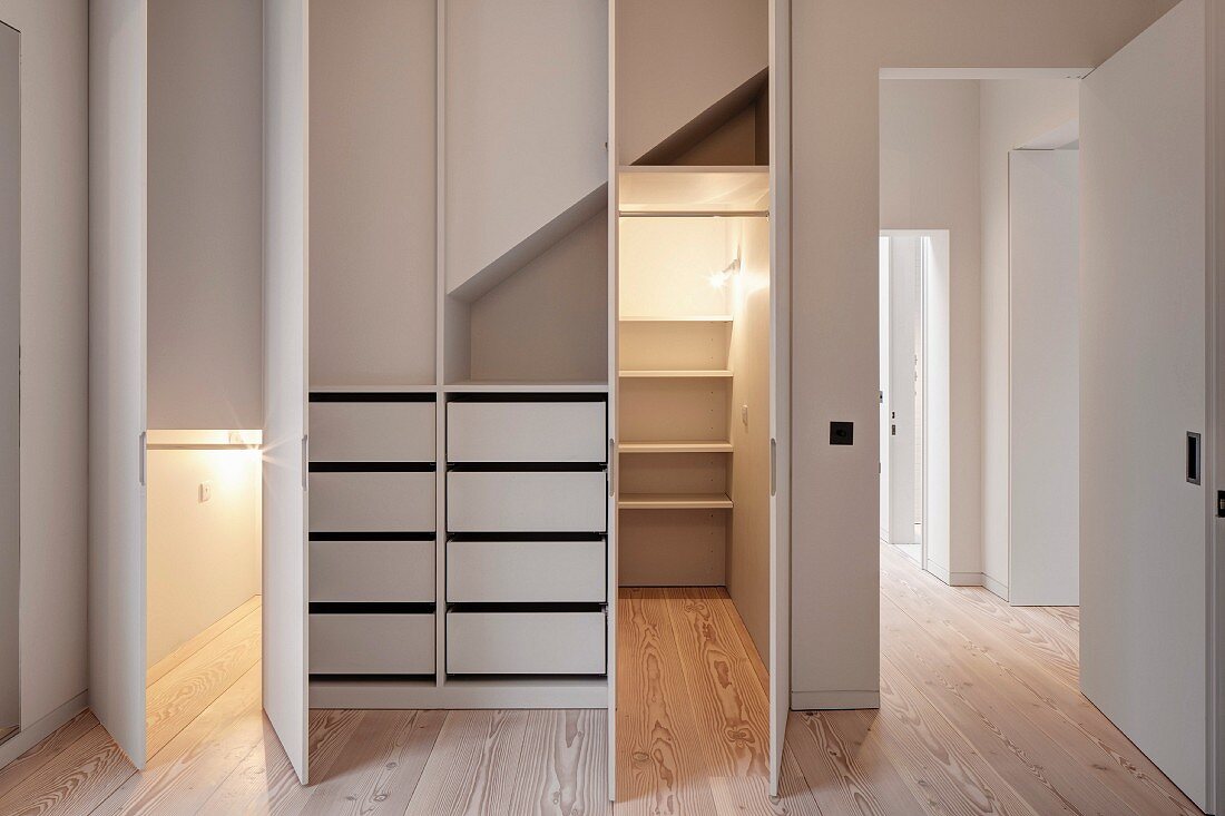 Beleuchteter Einbauschrank in renovierter Designerwohnung