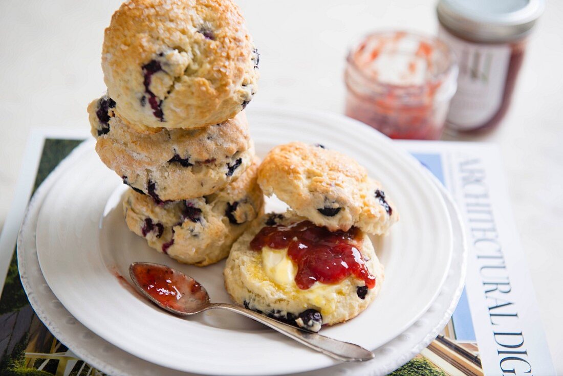 Frisch gebackene Heidelbeerscones mit Butter und Marmelade