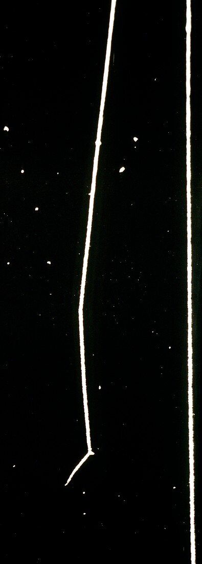 Track of alpha particle in cloud chamber