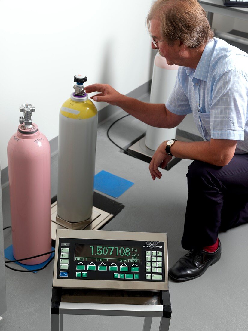 Weighing gas cylinders