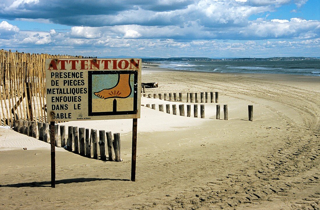 Polluted beach warning sign