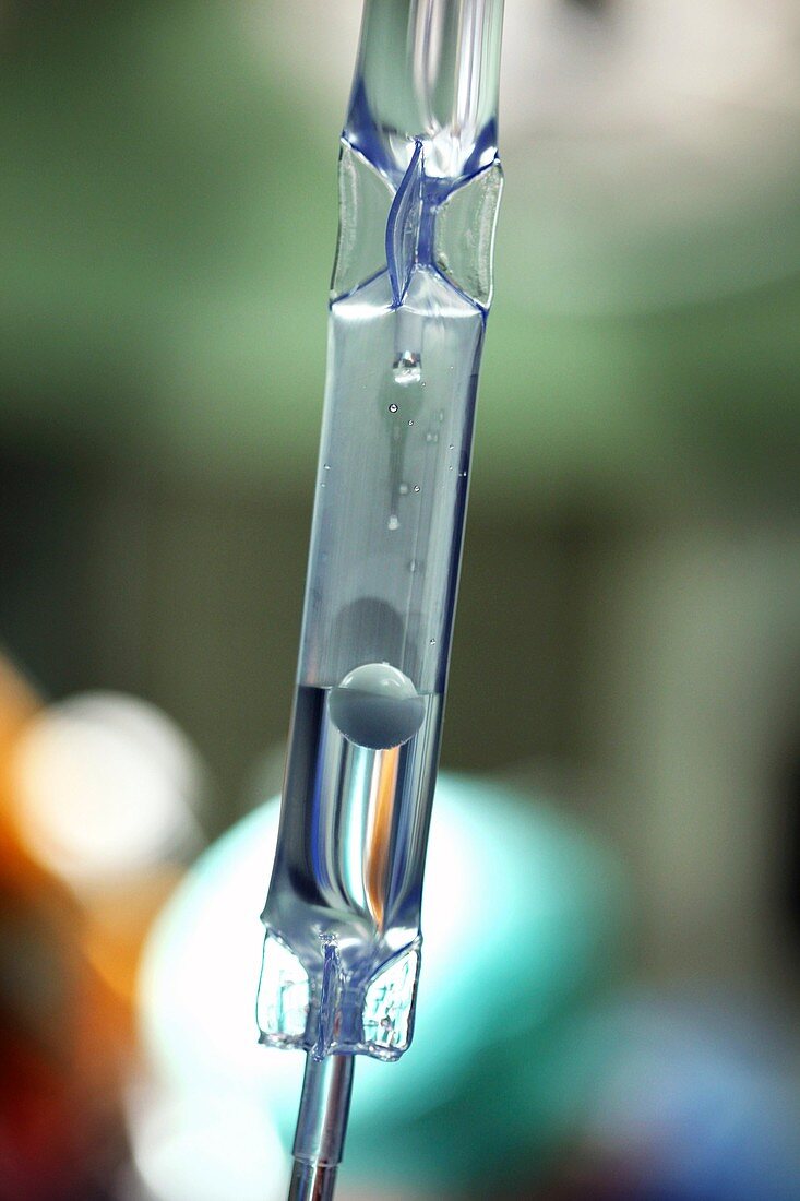 Intravenous drip chamber