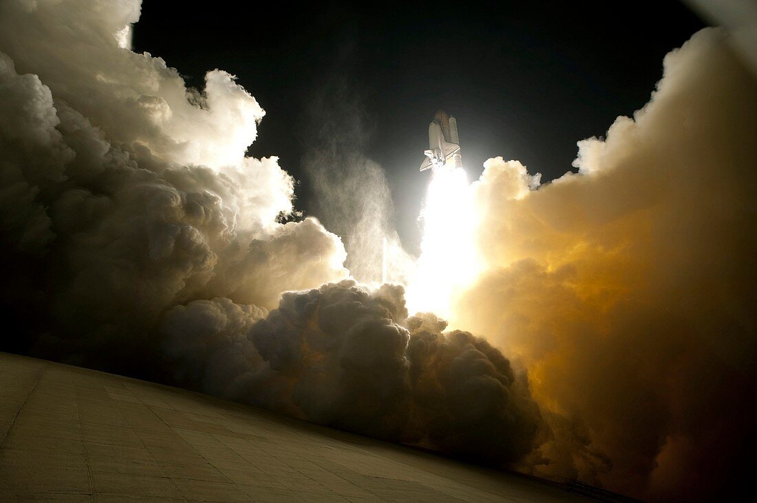 Space shuttle lift-off