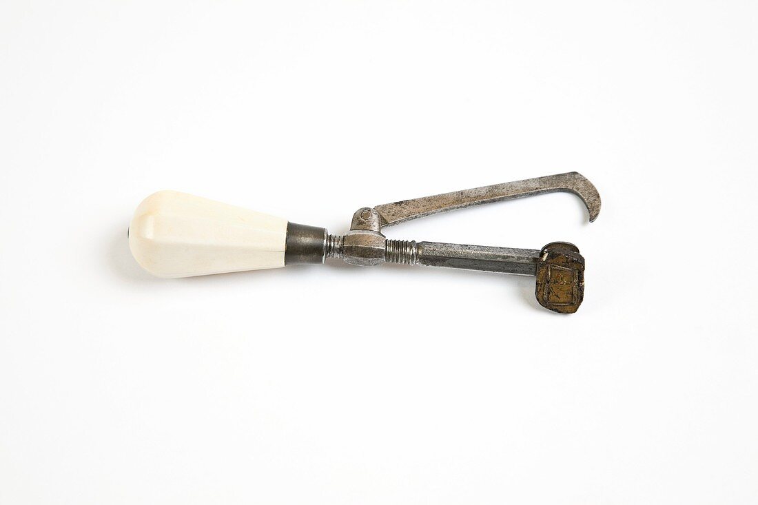 Dental tool to extract teeth,1774