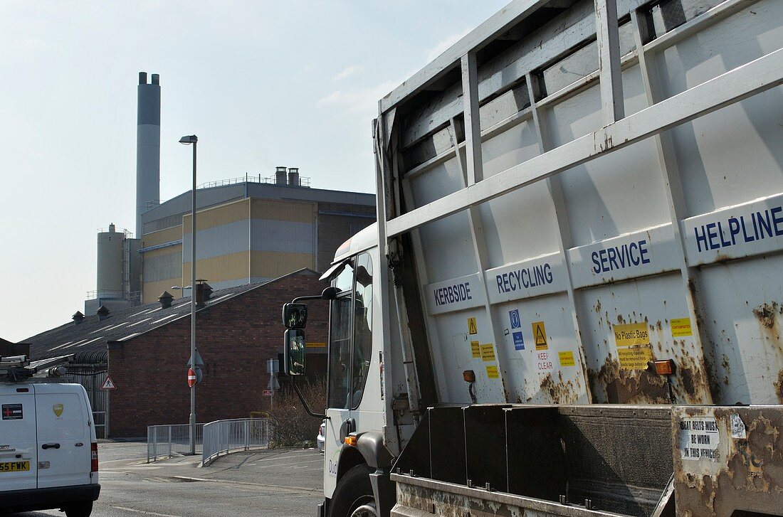Refuse lorry and waste incinerator