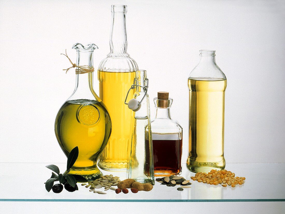 Stillleben mit fünf verschiedenen Ölsorten