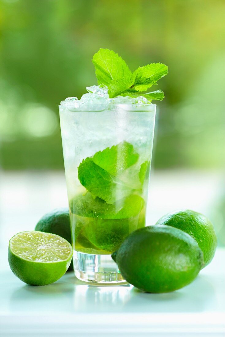 Mojito mit Minze und Limetten