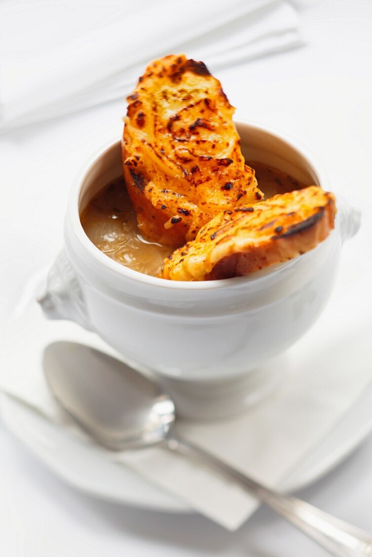 Zwiebelsuppe mit gegrilltem Käsebrot