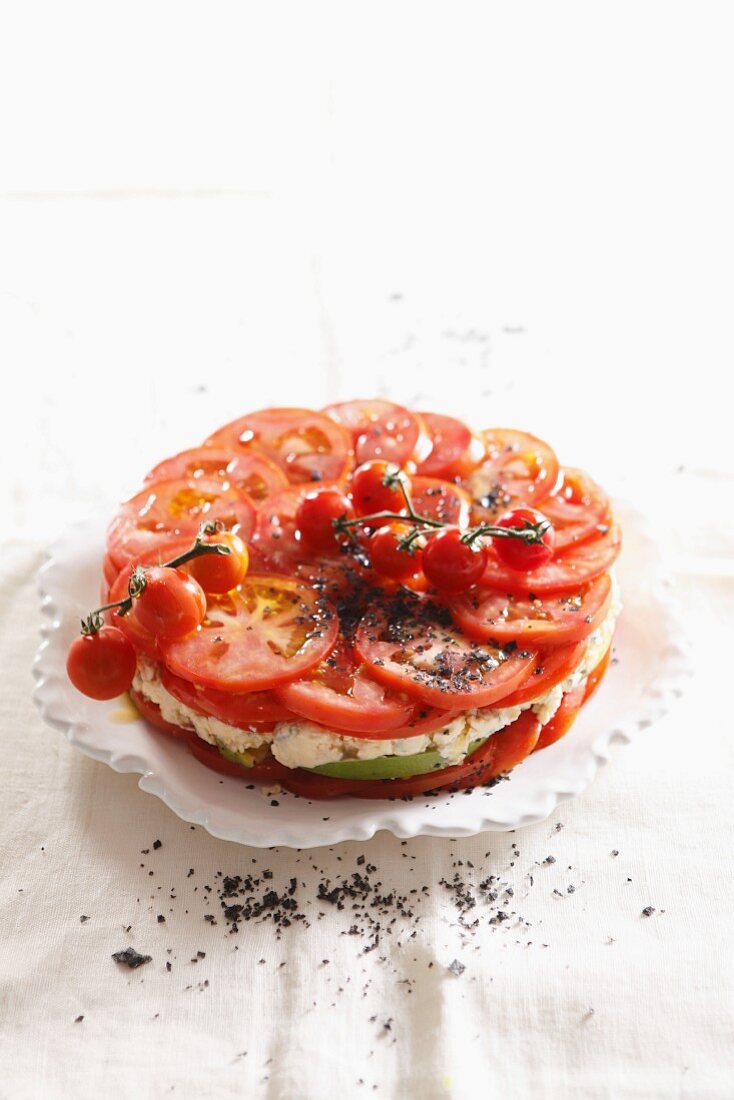Tomatentorte mit Avocado und Gorgonzola