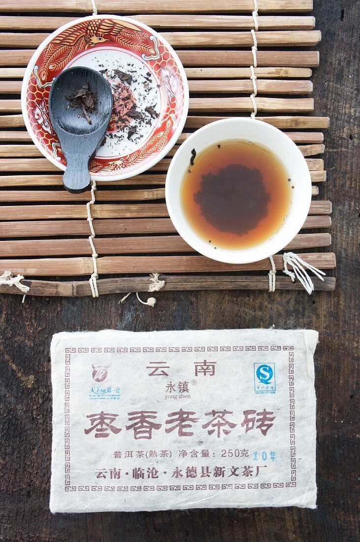 Aufgebrühter Pu-Ehr-Tee in Teeschälchen (Aufsicht)