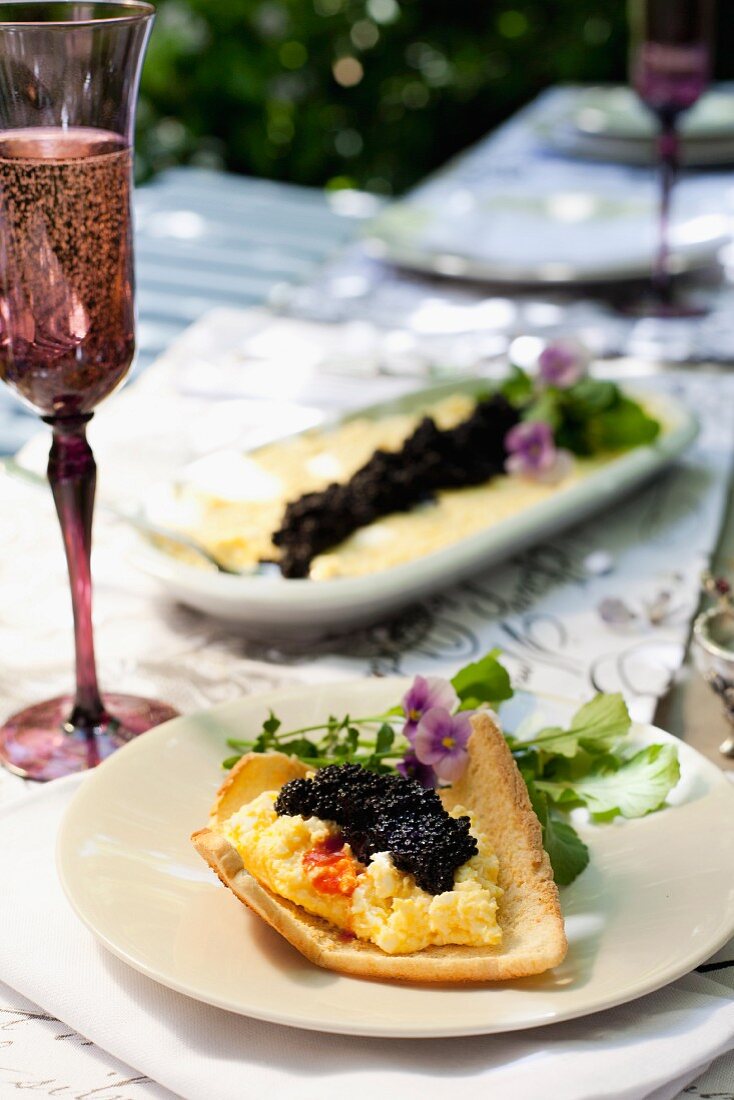 Melba Toast mit Eiercreme und Kaviar