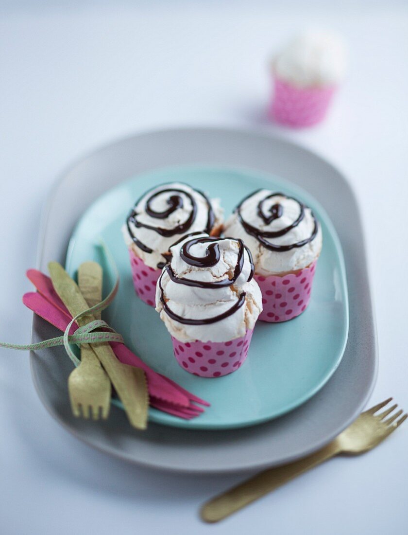 Vanille-Cupcakes mit Baiser und Schokoladensauce